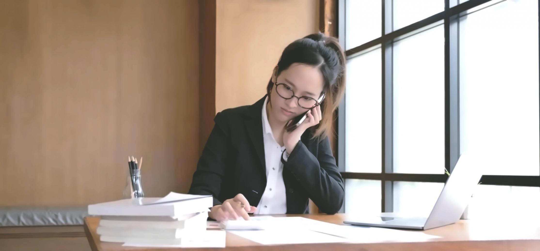 Équipe d'analystes financiers travaillant sur des modèles d'évaluation