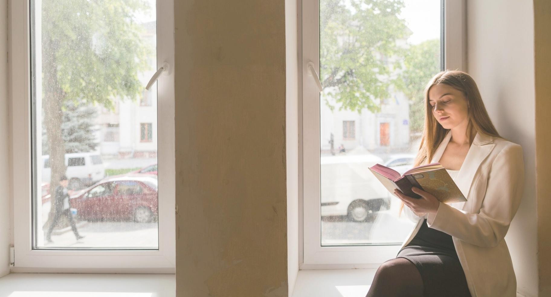 Bureau moderne avec écrans d'analyse financière